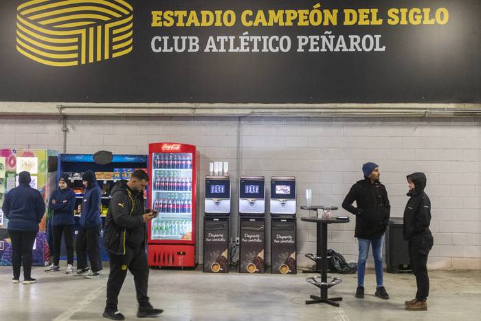 Puestos de venta en el estadio Campeón del Siglo. · Foto: .