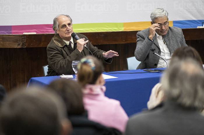 Juan Gabito y Robert Silva, durante una charla abierta de autoridades de la educación sobre la reforma Educativa, en la escuela N°50 de Colón, en Montevideo (archivo, mayo de 2022). · Foto: Ernesto Ryan