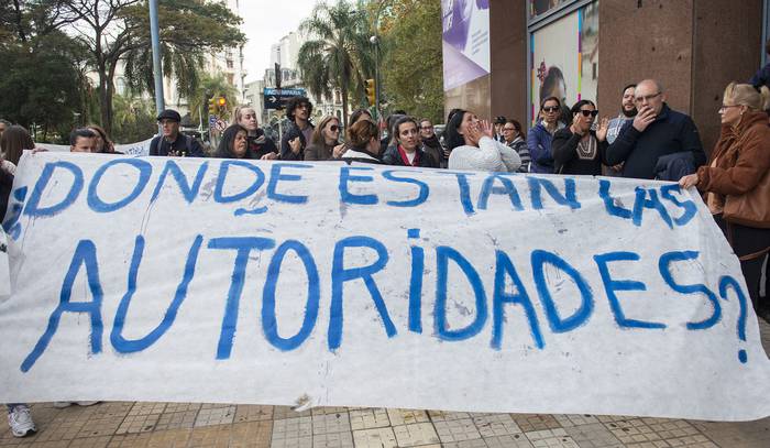Concentración, este lunes, en la puerta del CODICEN, de familias del liceo de Delta del Tigre. · Foto: Alessandro Maradei