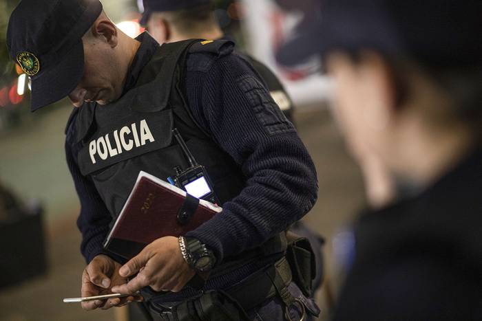 Foto principal del artículo 'Sindicato policial de Maldonado rechazó accionar de policías al impedir ingreso con remeras de Familiares en el partido de Peñarol' · Foto: .