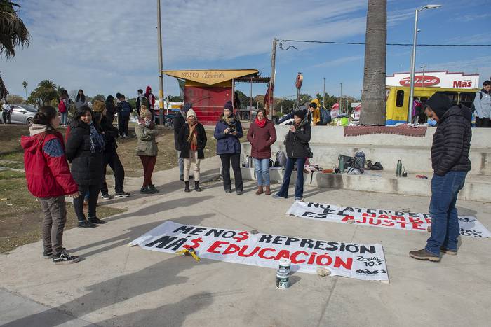Plaza en el kilómetro 16 de Camino Maldonado donde profesores de liceos de la zona pintaron pancartas. · Foto: Alessandro Maradei