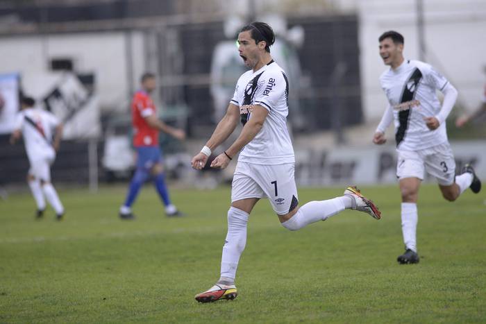Nicolás Rodriguez, de Danubio, tras el gol a Nacional, este domingo, en Jardines del Hipódromo.. (D) · Foto: Alessandro Maradei