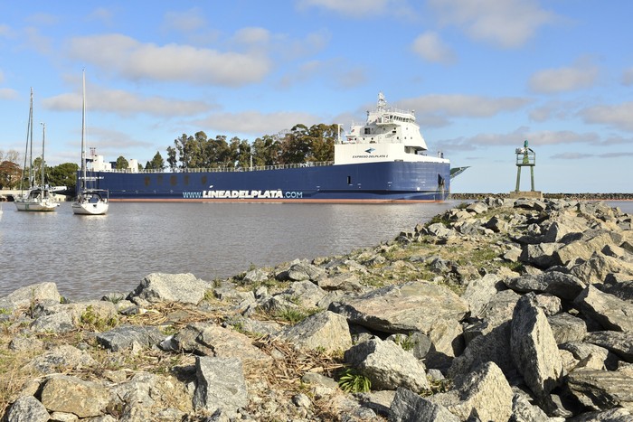 Barco Expreso del Plata I, en el puerto de Juan Lacaze (archivo, mayo de 2022). · Foto: Ignacio Dotti