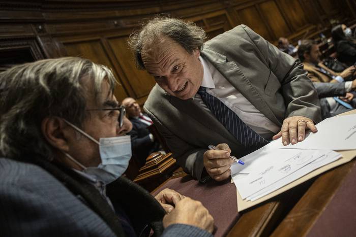 Gustavo Zubía y Eduardo Lust, durante una sesión de la Cámara de Diputados, en el Palacio Legislativo , en Montevideo (archivo, junio de 2022). · Foto: .