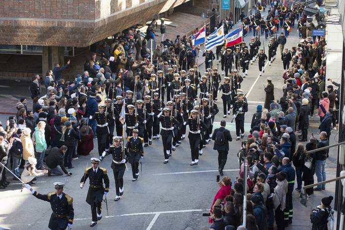Desfile cívico- militar en las calles Rincón y Juan Carlos Gómez. · Foto: Alessandro Maradei