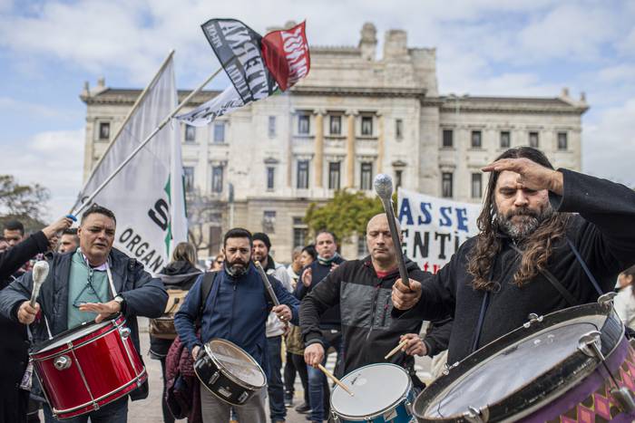 Movilización de trabajadores de ASSE frente al Palacio Legislativo, en Montevideo (02.08.2022). · Foto: .