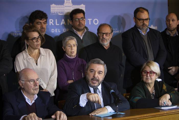 Senadores del Frente Amplio, en conferencia de prensa, luego de la interpelación a Francisco Bustillo y Luis Alberto Heber, el 22 de agosto, en el Palacio Legislativo. · Foto: .