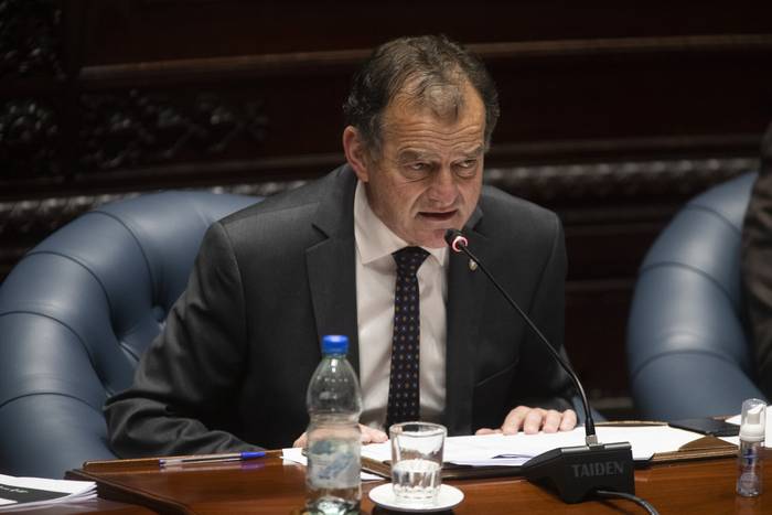 Guido Manini Ríos, durante una sesión de la Cámara de Senadores, en el Palacio Legislativo, en Montevideo (archivo, agosto de 2022). · Foto: .