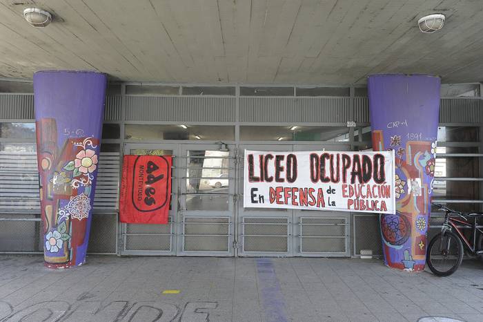 Ocupación del liceo 26, Líber Falco, el 24 de agosto, en Montevideo. · Foto: Federico Gutiérrez