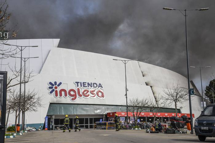 Incendio en la sucursal Punta del Este de Tienda Inglesa, el 7 de agosto de 2022. · Foto: Natalia Ayala