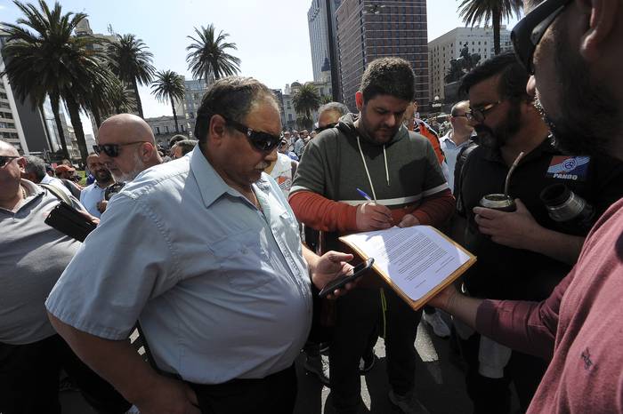 Trabajadores de COPSA entregan carta al presidente en Torre Ejecutiva. · Foto: Federico Gutiérrez