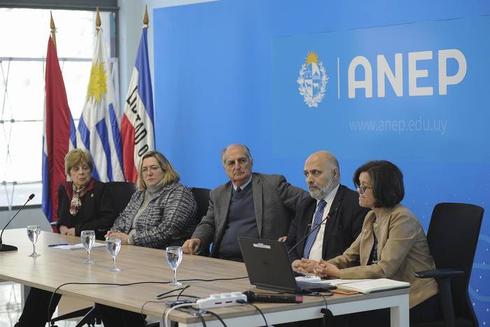 Dora Graziano, Jenifer Cherro, Juan Gabito, Óscar Yáñez y Patricia Kuzma durante la presentación. · Foto: Federico Gutiérrez