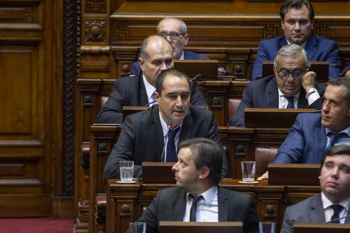Amin Niffouri (C), durante una sesión de la Cámara de Diputados (archivo, febrero de 2020). · Foto: Ernesto Ryan