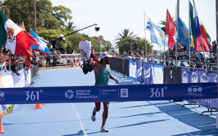 El mexicano Crisanto Grajales, ganador del Triathlon, el sábado, en el Parque Rodó. · Foto: Martín Varela Umpiérrez