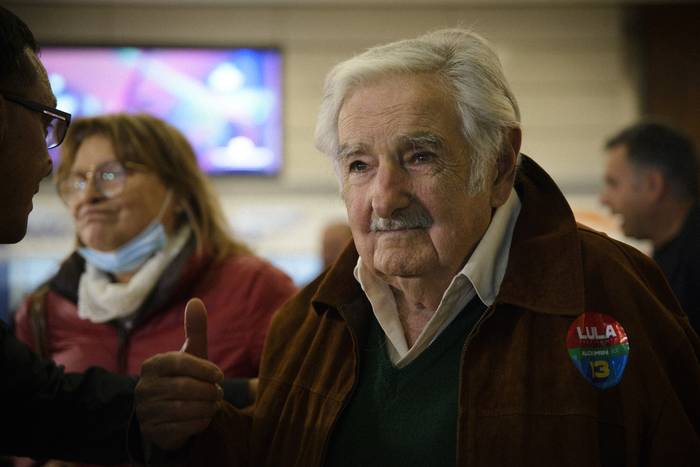 José Mujica llega al Aeropuerto de Carrasco tras elecciones en Brasil. Foto: Mara Quintero ( 20221031) · Foto: Mara Quintero