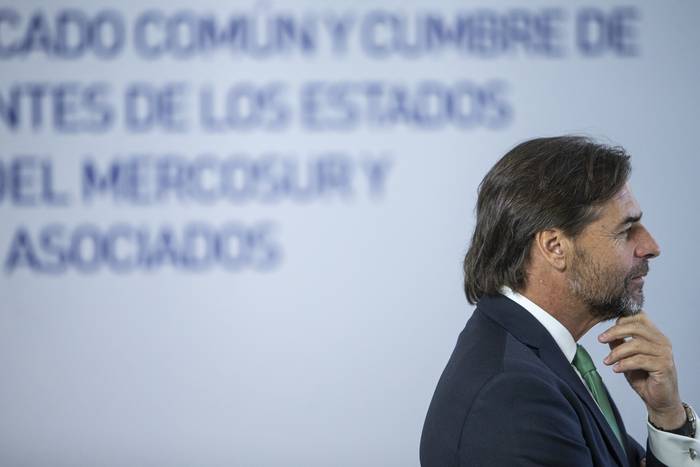 Luis Lacalle Pou, durante la Cumbre del Mercosur, en Montevideo (archivo, diciembre de 2022). · Foto: .