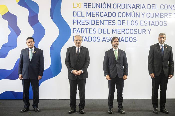 Hamilton Mourao, Alberto Fernández, Luis Lacalle Pou y Mario Abdo, el 6 de diciembre, durante la Cumbre del Mercosur, en Montevideo. · Foto: .