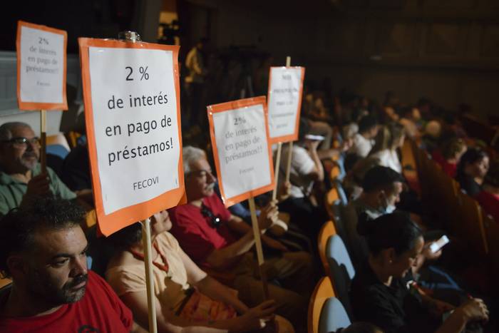 Participantes del sorteo de Cooperativas de Vivienda en el Sodre. · Foto: Mara Quintero