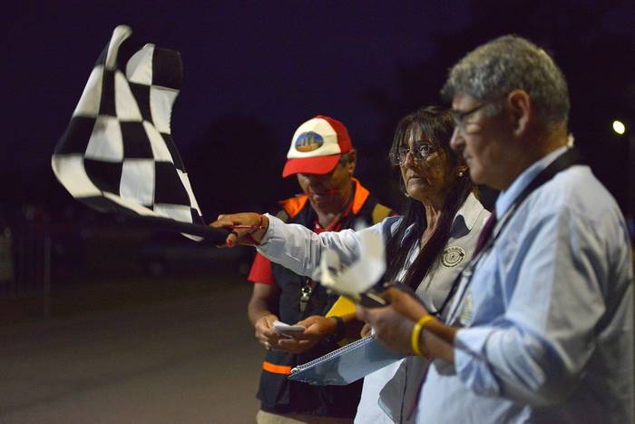 Norma Machado con la bandera a cuadros en Rutas de América, este jueves, en Maldonado. · Foto: Alessandro Maradei