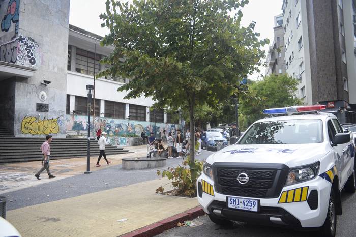 Policías en el Liceo Zorrilla tras una pelea entre estudiantes del centro y de otro liceo (archivo, marzo de 2023). · Foto: Mara Quintero