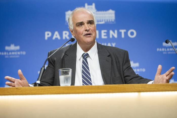 Gustavo Penadés durante la declaración a la prensa el 29 de marzo, en el Palacio Legislativo. · Foto: Ernesto Ryan