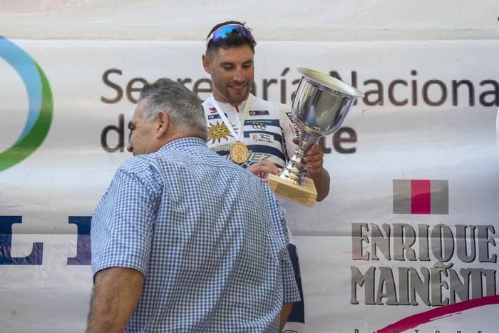 Carmelo Vidalin, entrega la copa a Leonel Rodríguez, campeón de la segunda etapa, el 1 de abril en Durazno. · Foto: Alessandro Maradei