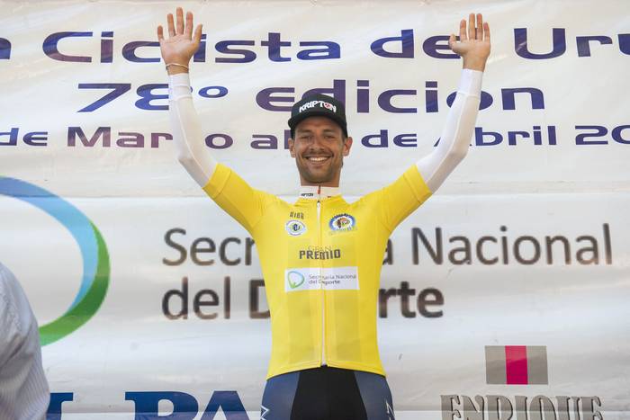 Agustín Moreira, del Club Ciclista Cerro Largo, malla oro de la Vuelta Ciclista, tras la segunda etapa, el 1 de abril, en la ciudad de Durazno. · Foto: Alessandro Maradei