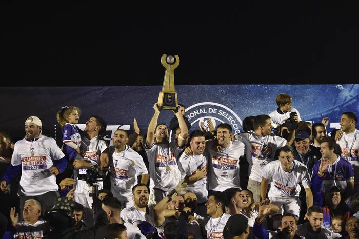Los jugadores de Lavalleja tras coronarse campeones de la 19ª Copa Nacional de Selecciones, el 8 de abril de 2023 en el Estadio Juan A. Lavalleja, en Minas. · Foto: Fernando Morán