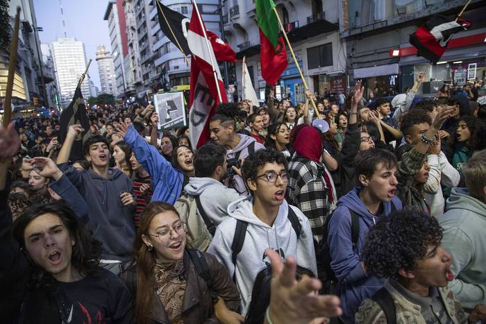 Marcha de estudiantes y gremios de la educación desde el IAVA al Codicen (13.04.2023). · Foto: Camilo dos Santos