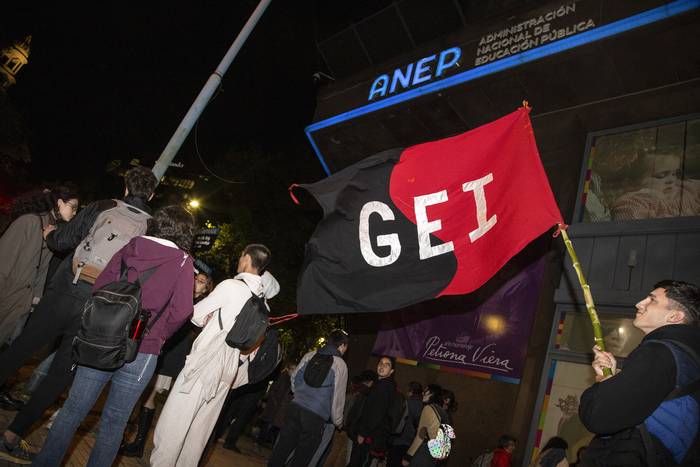 Estudiantes frente a la sede de la ANEP,  el martes 18 de abril. · Foto: Camilo dos Santos