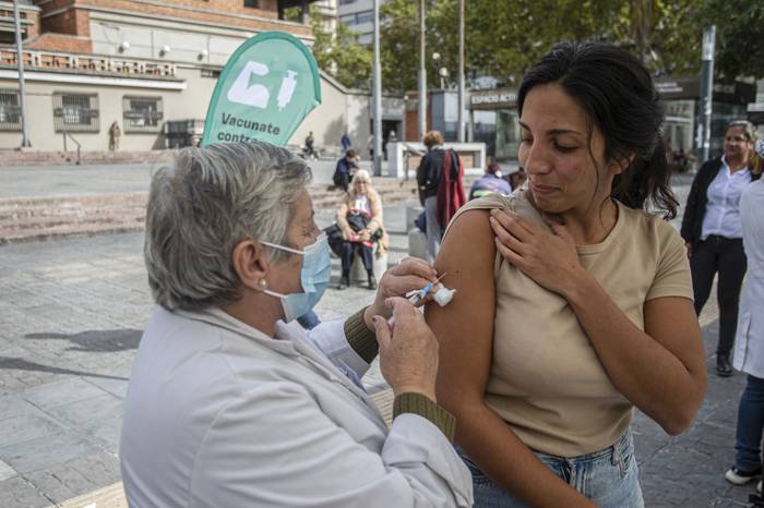 Vacunación contra la gripe en la explanada de la Intendencia de Montevideo (archivo, abril de 2023). · Foto: Mara Quintero