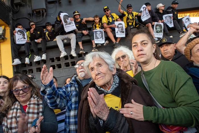 Homenaje de la hinchada de Peñarol a Madres y Familiares de Detenidos Desaparecidos, el 13 de mayo de 2023, en el Campeón del Siglo. · Foto: Martín Varela Umpiérrez