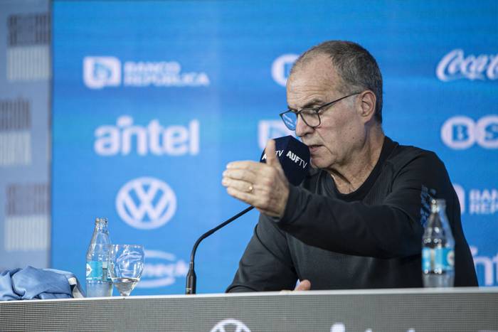Marcelo Bielsa, el 17 de mayo, durante la conferencia de prensa en el estadio Centenario. · Foto: .
