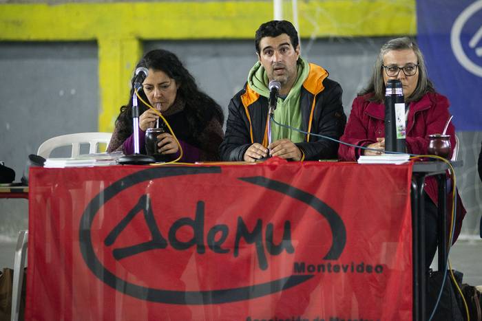 Paola López, Alfonso Larraya y Alejandra Ostria, en una asamblea de Ademu (archivo, mayo de 2023). · Foto: Alessandro Maradei