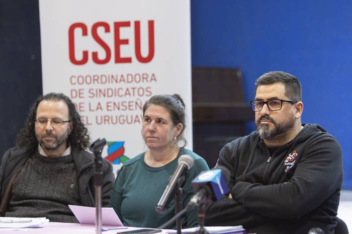 Héctor Cancela, Cecilia Notari y Emiliano Mandacen, el 5 de junio, durante la conferencia de prensa de la CSEU, en la sede del PIT-CNT, en Montevideo. · Foto: .
