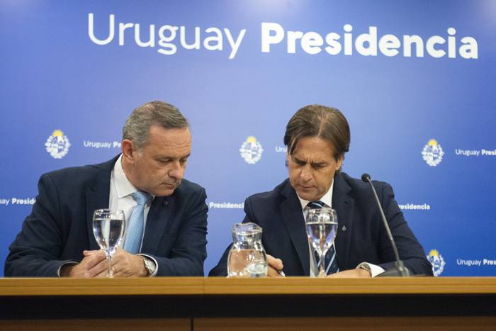 Álvaro Delgado y Luis Lacalle Pou, durante la conferencia de prensa, el lunes 19 de junio, en la Torre Ejecutiva. · Foto: Alessandro Maradei