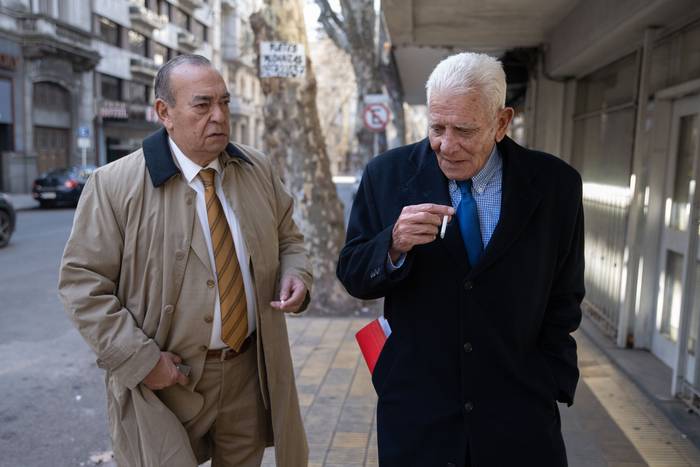 Carlos Díaz y Ángel Bertolotti, el 28 de julio, en el juzgado de lo contencioso administrativo de tercer turno en la calle San José, en Montevideo. · Foto: Mara Quintero
