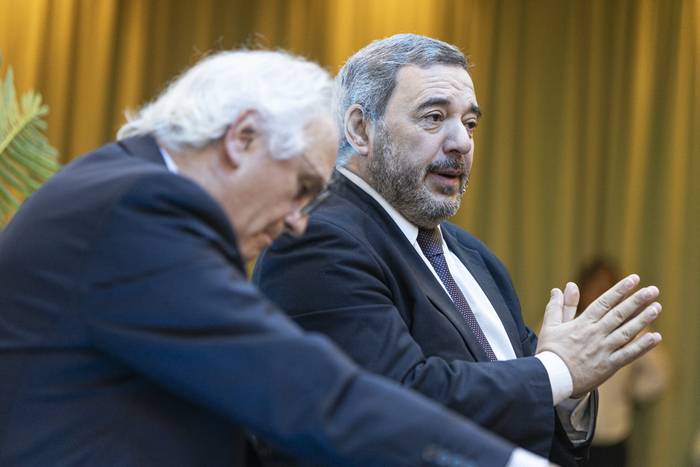 Rodolfo Saldain y Mario Bergara, durante la charla sobre reforma jubilatoria en el World Trade Center. · Foto: Ernesto Ryan