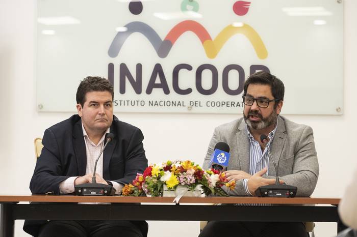 Martín Fernández  y  Gonzalo Maciel, el 19 de octubre, en la sede del Inacoop. · Foto: Alessandro Maradei