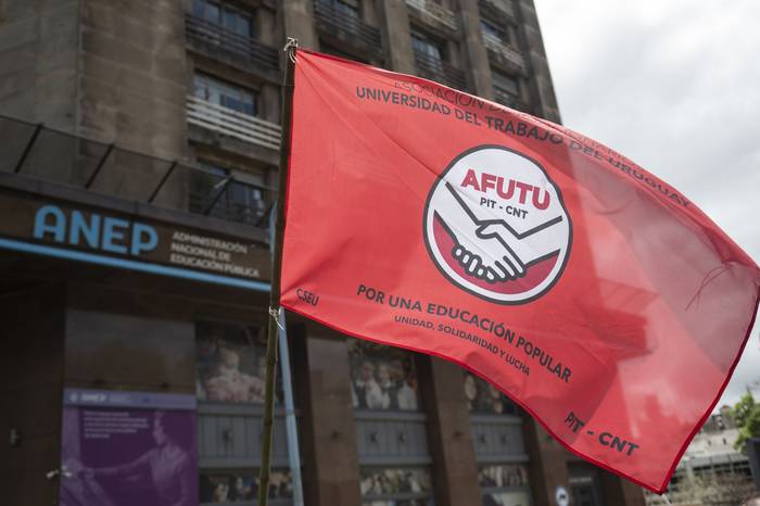 Foto principal del artículo 'Ante asignación de 96% de las horas en UTU, sindicato prevé “renuncias masivas” que dejarán a muchos grupos sin docentes' · Foto: Alessandro Maradei