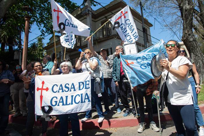 Manifestación de extrabajadores de Casa de Galicia, frente a la residencia de Suárez y Reyes (27.10.2023). · Foto: Rodrigo Viera Amaral