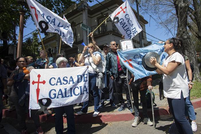 Movilización de extrabajadores de Casa de Galicia (archivo, octubre de 2023). · Foto: Rodrigo Viera Amaral