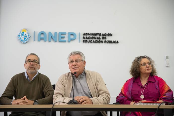 Daniel Devitta, Julián Mazzoniy  Fernanda Alanís, el 19 de diciembre, en la ANEP · Foto: Mara Quintero