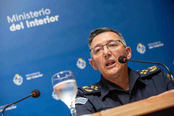 José Azambuya durante una conferencia de prensa en el Ministerio del Interior. · Foto: Martín Varela Umpiérrez