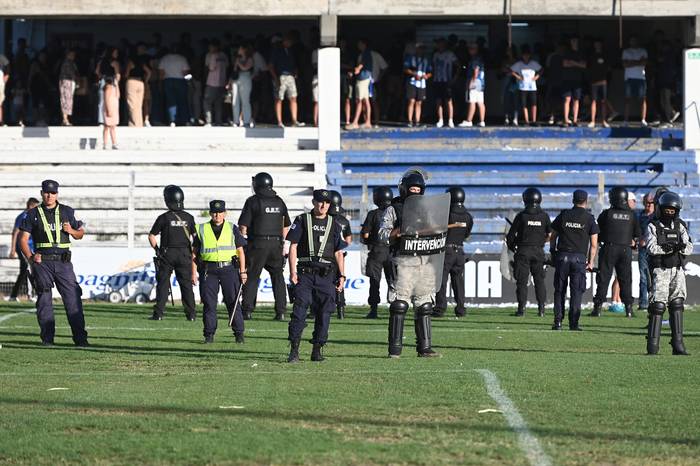 Disturbios al finalizar el encuentro entre Juventud y Rampla Juniors, en el estadio Parque Artigas (archivo, enero de 2024). · Foto: Alessandro Maradei