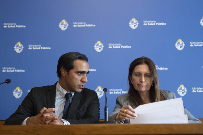 Jose Luis Satdjian y Karina Rando, durante la conferencia de prensa en la que informaron sobre encefalitis equina, el 31 de enero. · Foto: Alessandro Maradei