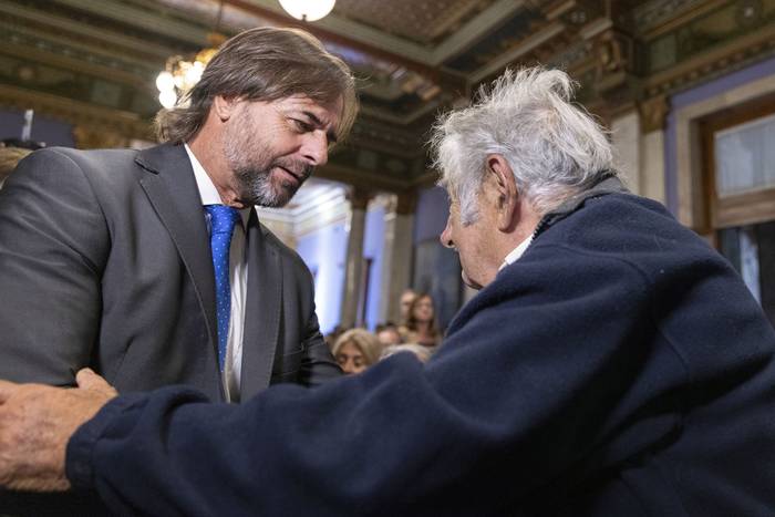 Luis Lacalle Pou y José Mujica, el 9 de abril, en el Palacio Legislativo. · Foto: Ernesto Ryan