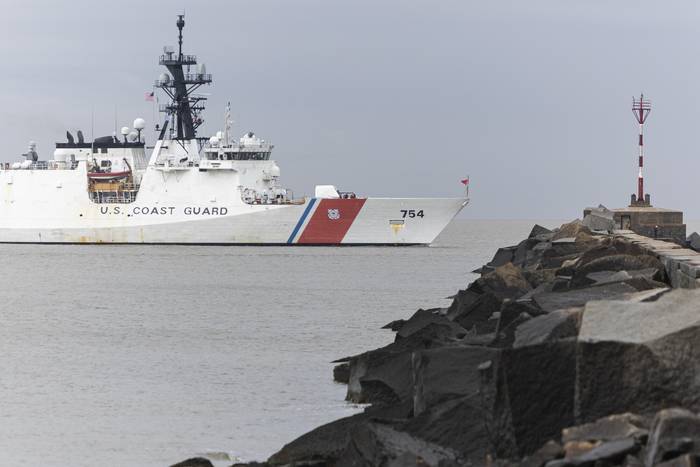 Buque de la Guardia Costera de Estados Unidos durante su arribo al puerto de Montevideo. · Foto: Camilo dos Santos