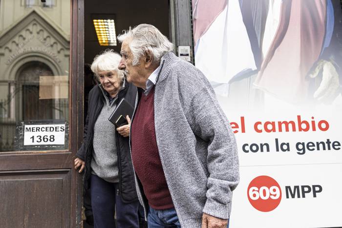 José Mujica y Lucía Topolansky, el 29 de abril, en la sede del MPP, en Montevideo. · Foto: Ernesto Ryan