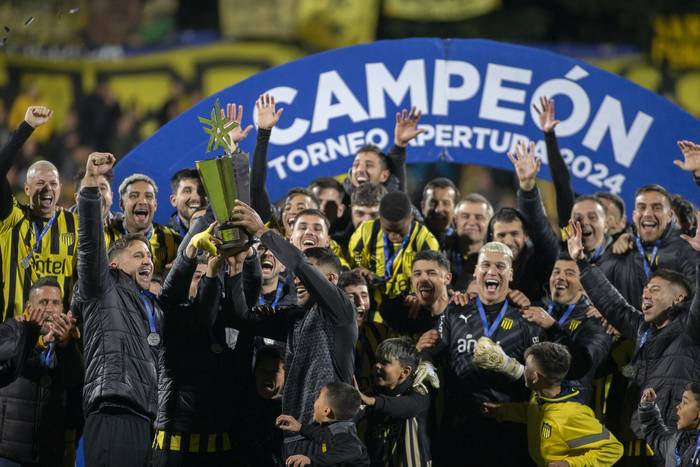Los jugadores de Peñarol festejan luego de coronarse campeones del Torneo Apertura. · Foto: Ernesto Ryan